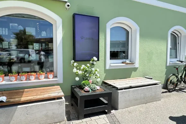 Digital-Signage-Outdoor-Screen-Installation-6
