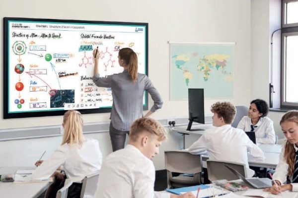 Klassenzimmer-Samsung-Touchdsiplay-e1725362455791